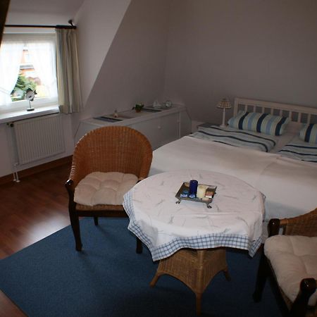 Ferienwohnungen Im Hotel Garni Zur Post Utersum Chambre photo
