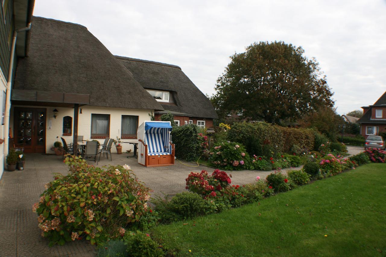Ferienwohnungen Im Hotel Garni Zur Post Utersum Extérieur photo