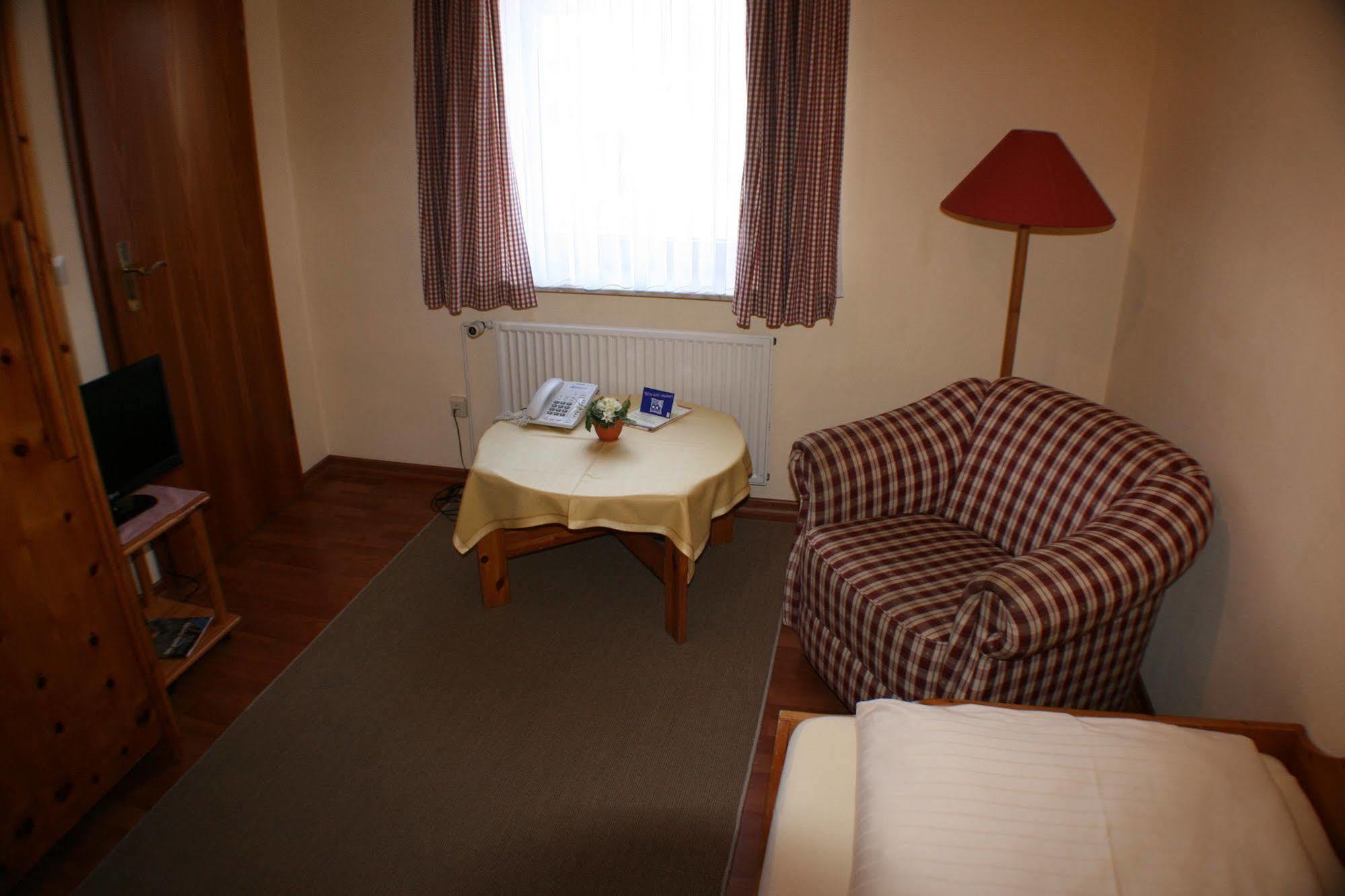Ferienwohnungen Im Hotel Garni Zur Post Utersum Extérieur photo