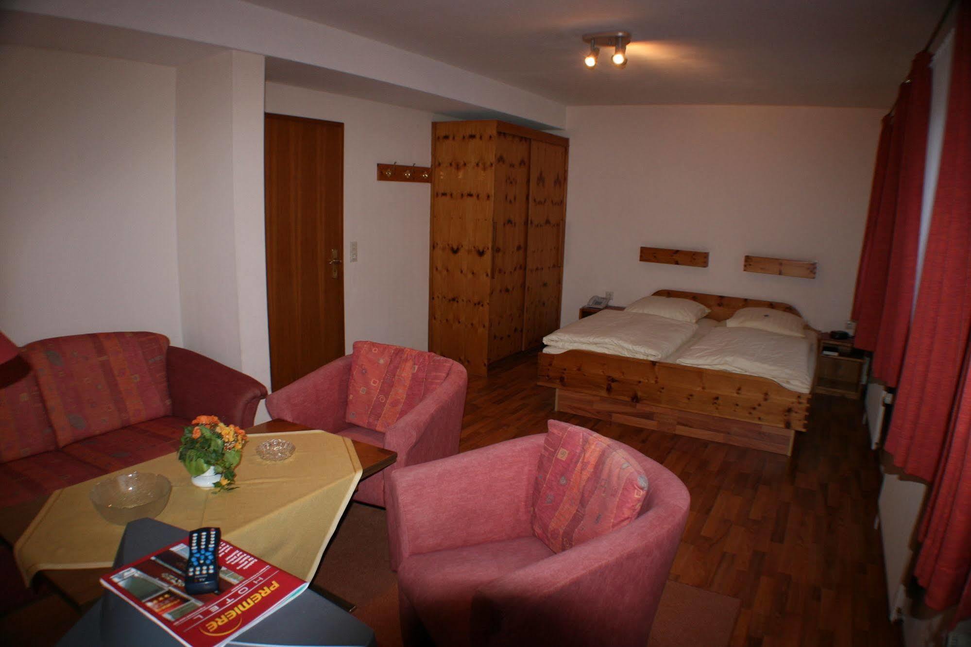 Ferienwohnungen Im Hotel Garni Zur Post Utersum Extérieur photo