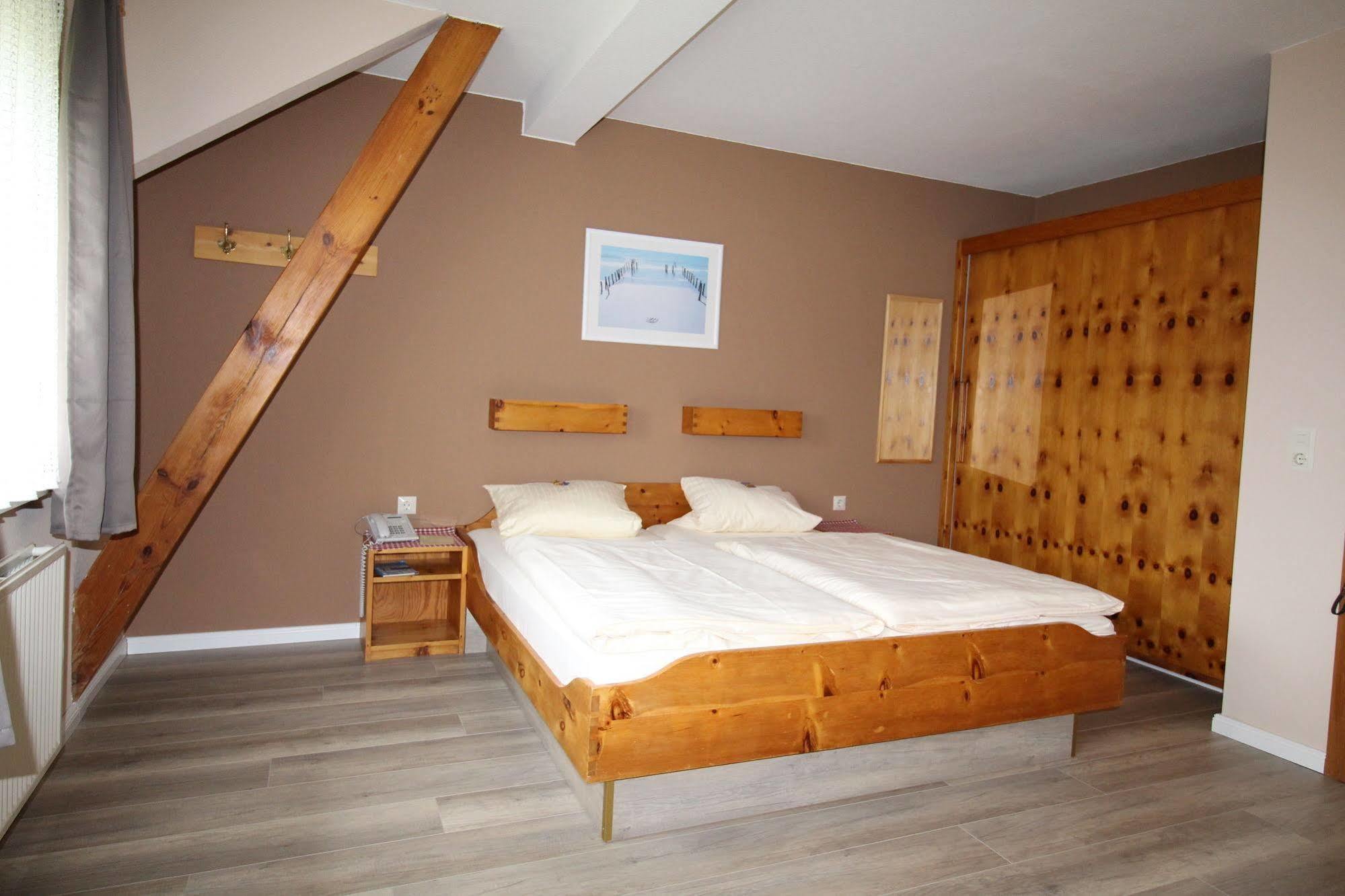 Ferienwohnungen Im Hotel Garni Zur Post Utersum Extérieur photo